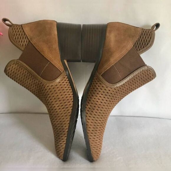Donald Pliner Darla Brown Suede Perforated Western Chelsea Ankle Boots Booties 6 - Picture 7 of 10